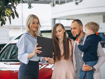 Die junge Familie unterzeichnet das von Autoankauf Grevenbroich fertiggestellte Angebot