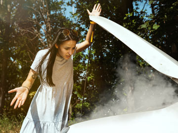 Junge Frau öffnet schockiert die Motorhaube Ihres Autos
