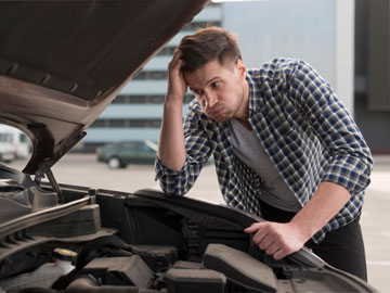 Mann denkt über den Motorschaden nach